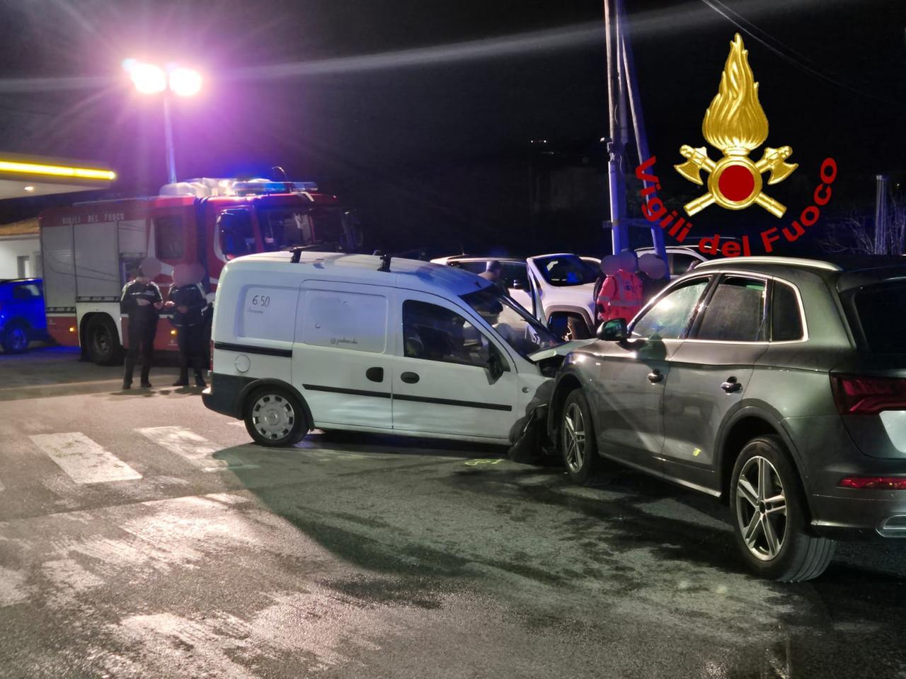 Scontro frontale tra un’auto e un furgone