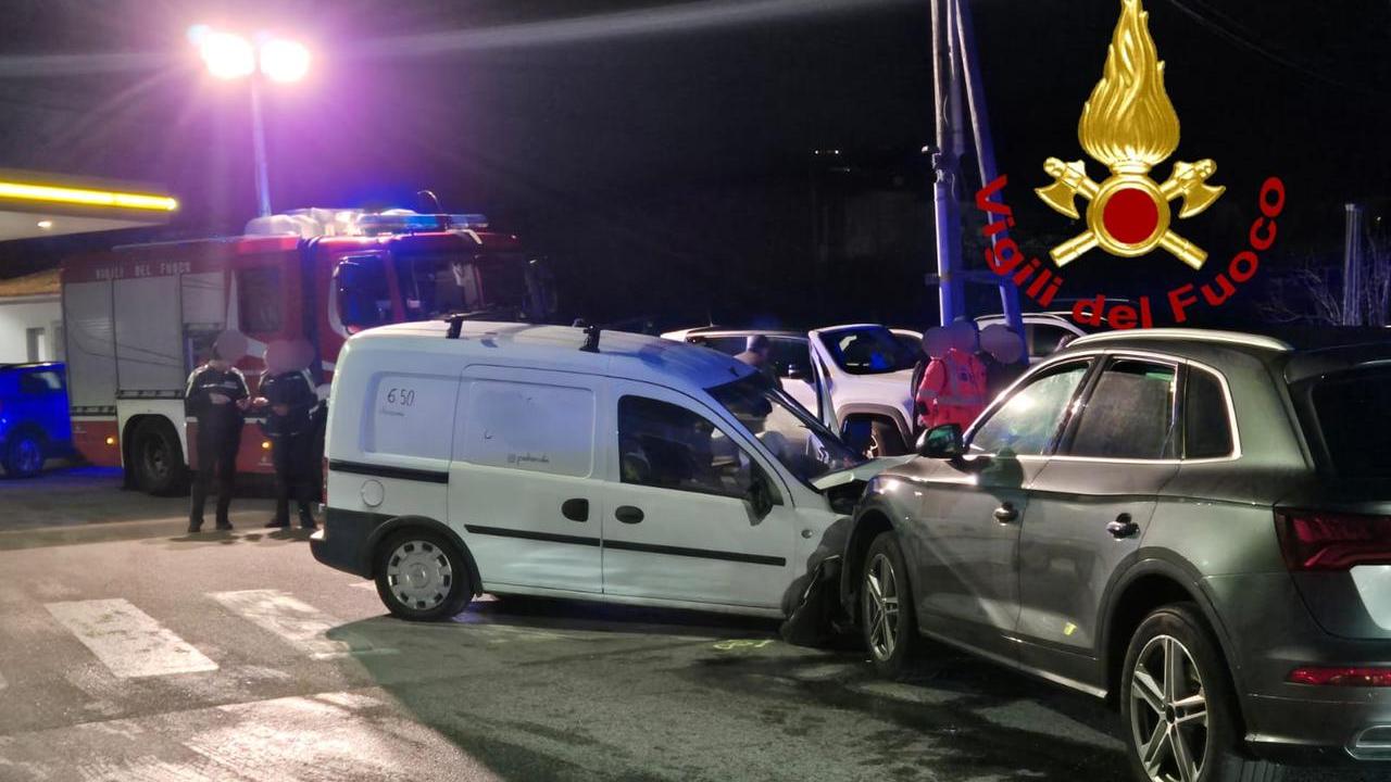 Scontro frontale tra un’auto e un furgone