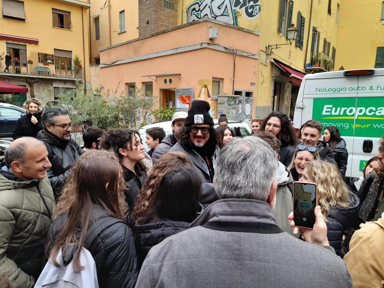 
	Alessandro Borghese circondato dai fan al ristorante Campano

