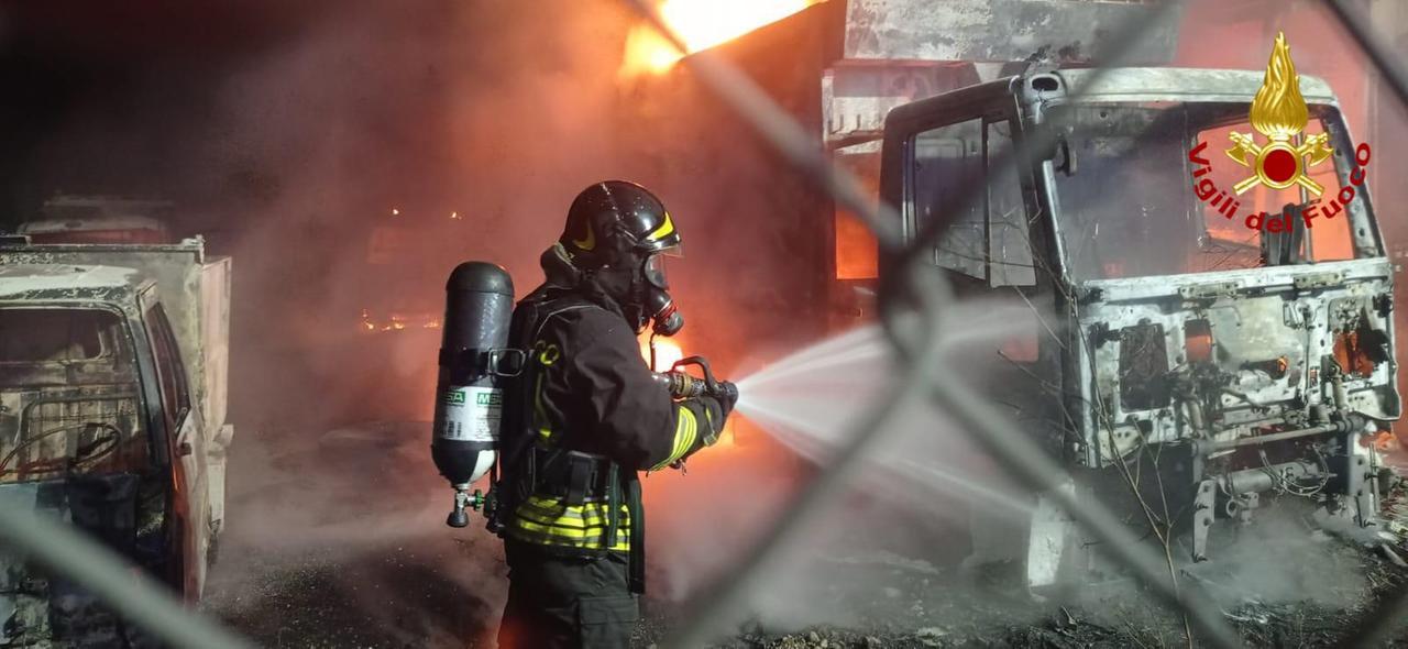 Doppio attentato incendiario, distrutti dalle fiamme dodici autocompattatori dei rifiuti