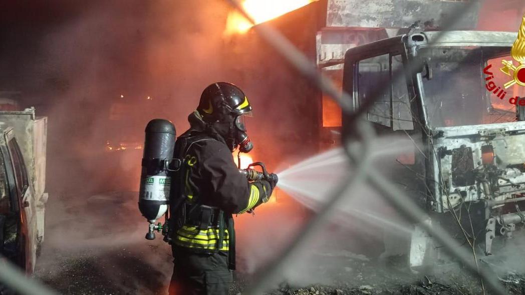 Doppio attentato incendiario, distrutti dalle fiamme dodici autocompattatori dei rifiuti