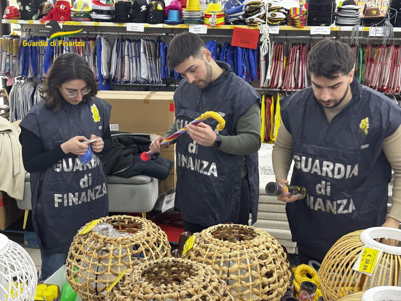 Lucca, sequestrati 10mila oggetti di Carnevale non regolari