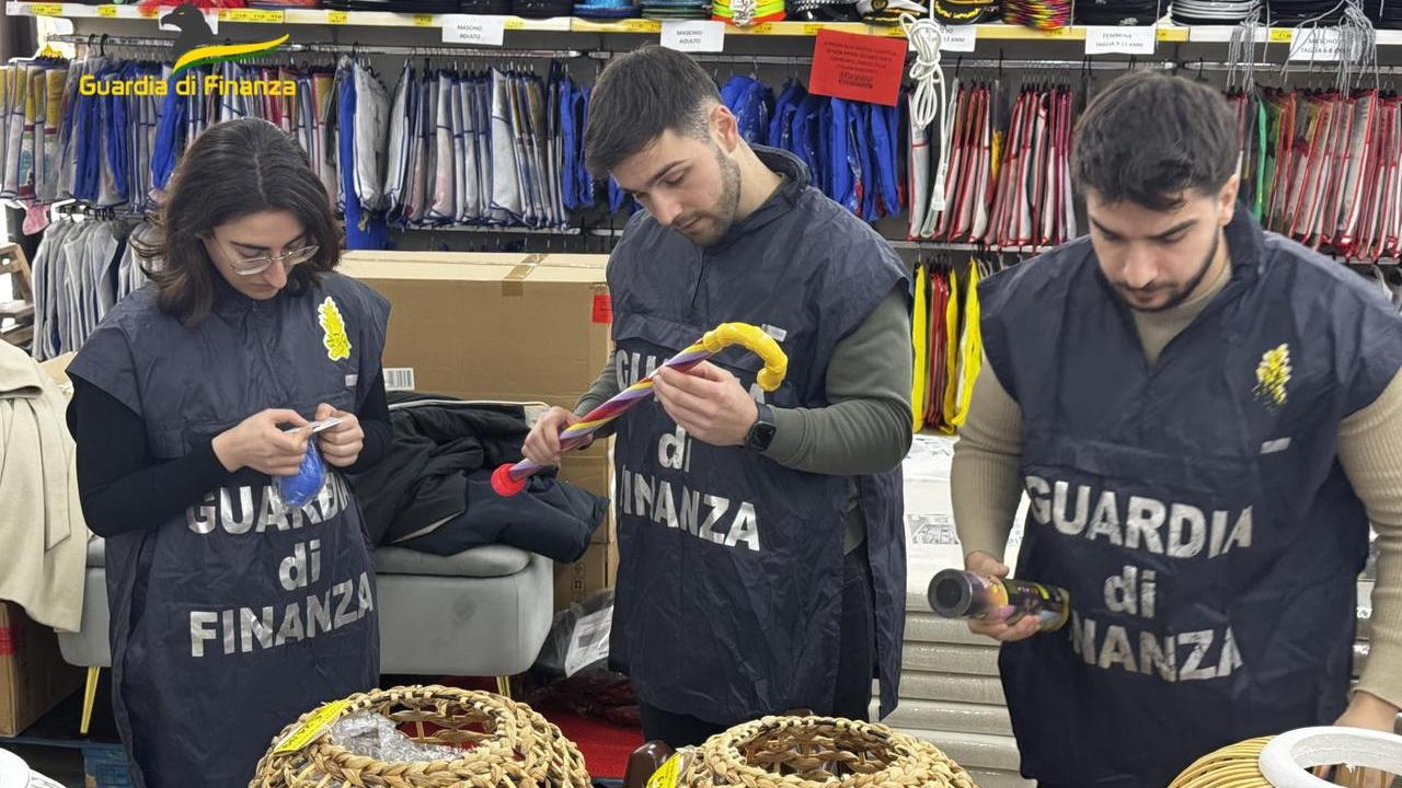 Lucca, sequestrati 10mila oggetti di Carnevale non regolari