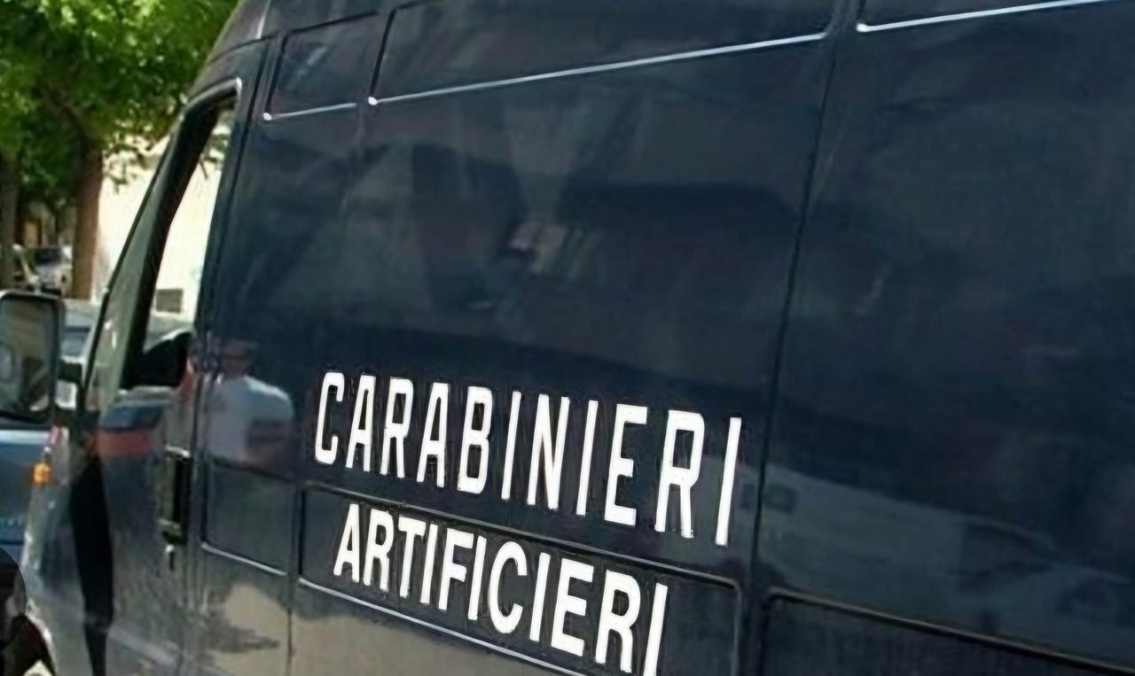 Trova in casa una bomba antisommergibile, intervengono gli artificieri