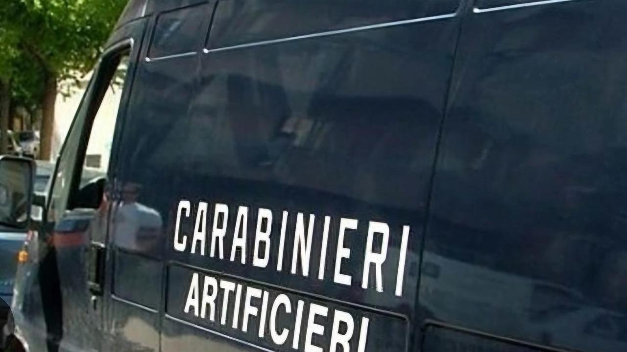 Trova in casa una bomba antisommergibile, intervengono gli artificieri
