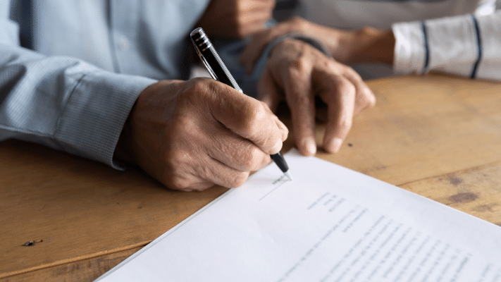 La 50enne modenese ha aiutato a redigere il testamento falso