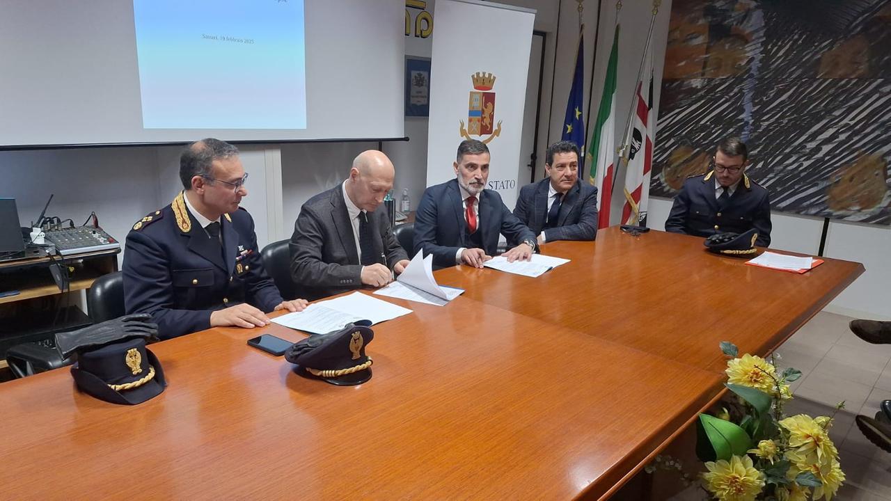 La firma del protocollo d'intesa (foto Mauro Chessa)