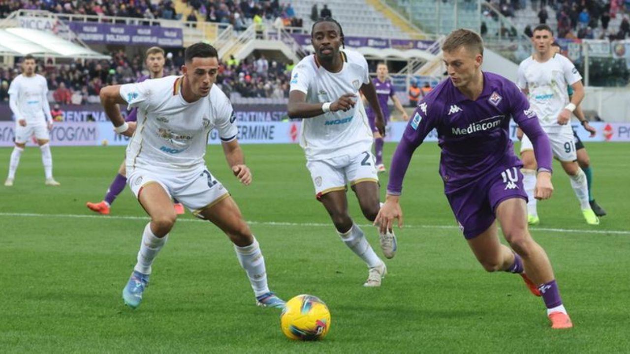 Albert Gudmundsson in azione con la maglia viola