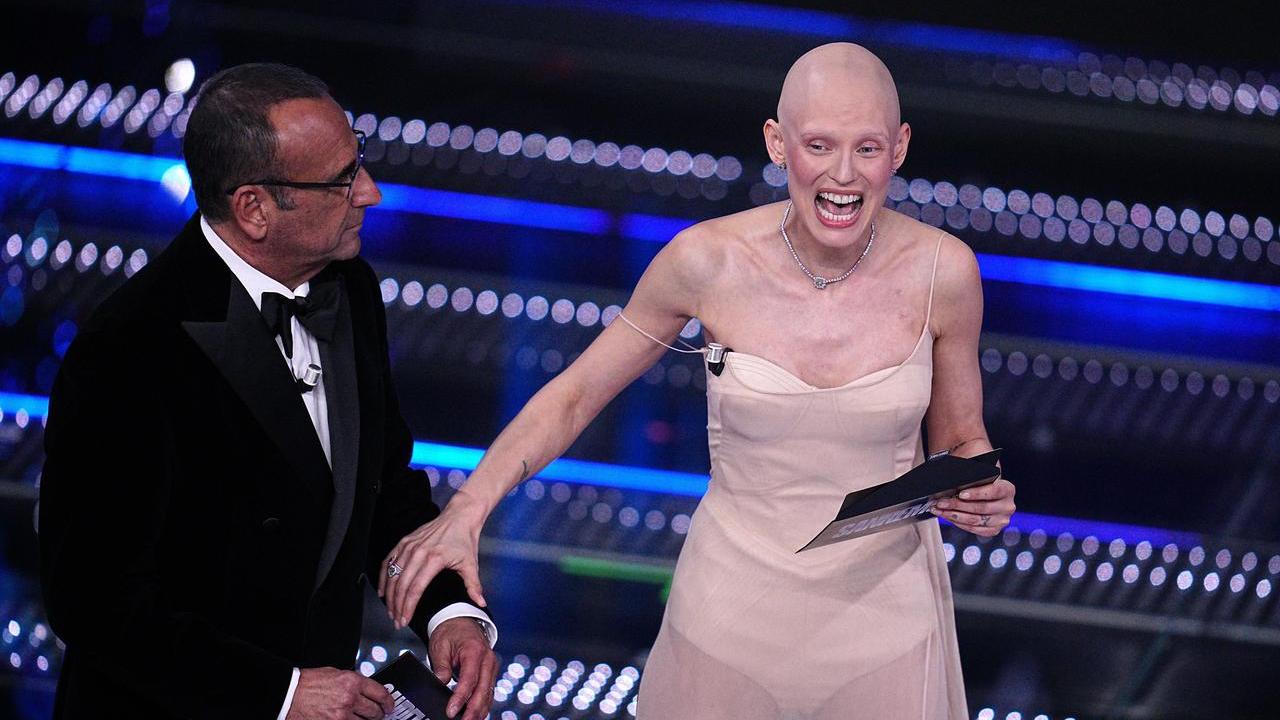 Carlo Conti e Bianca Balti a Sanremo (foto Lapresse)