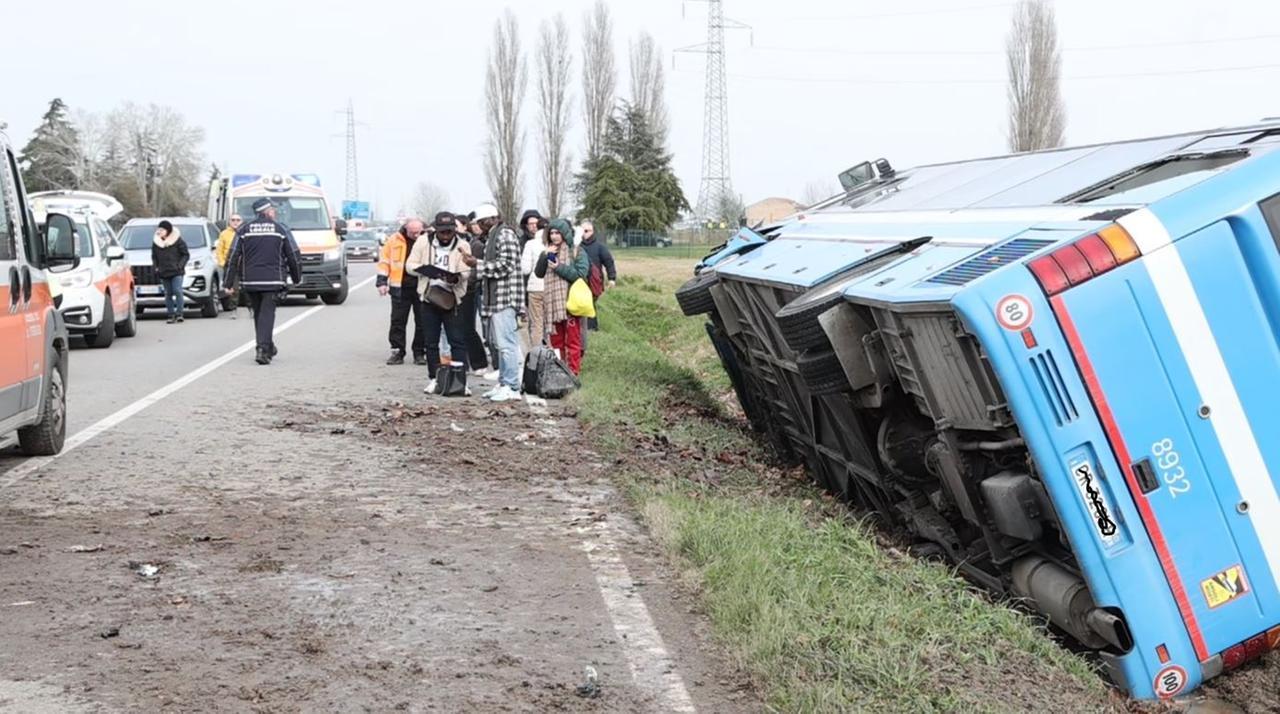 Schianto bus-auto a Ferrara, gli studenti: «Un salto poi siamo finiti nel fosso»