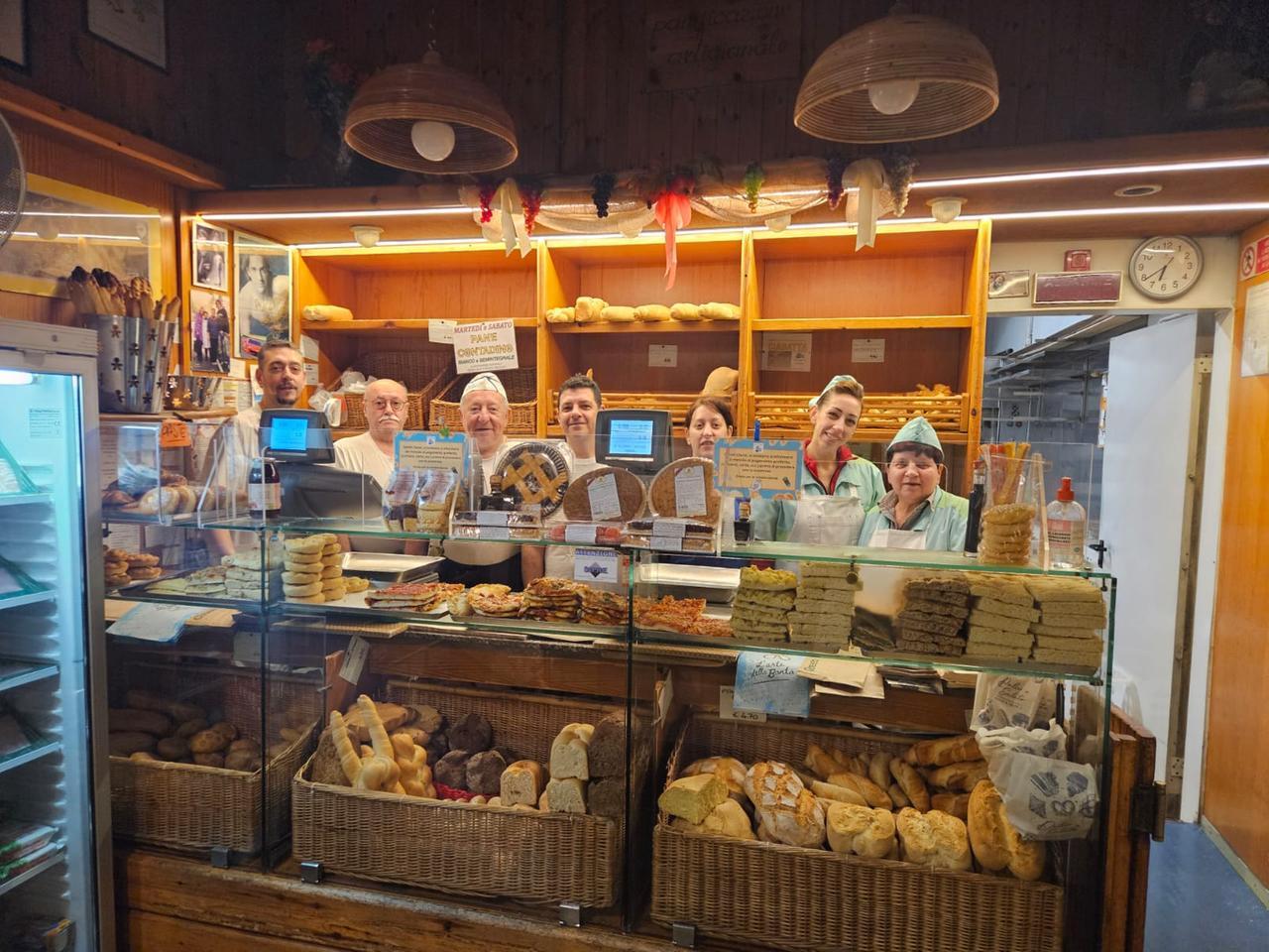 
	Lo staff del forno dietro al bancone

