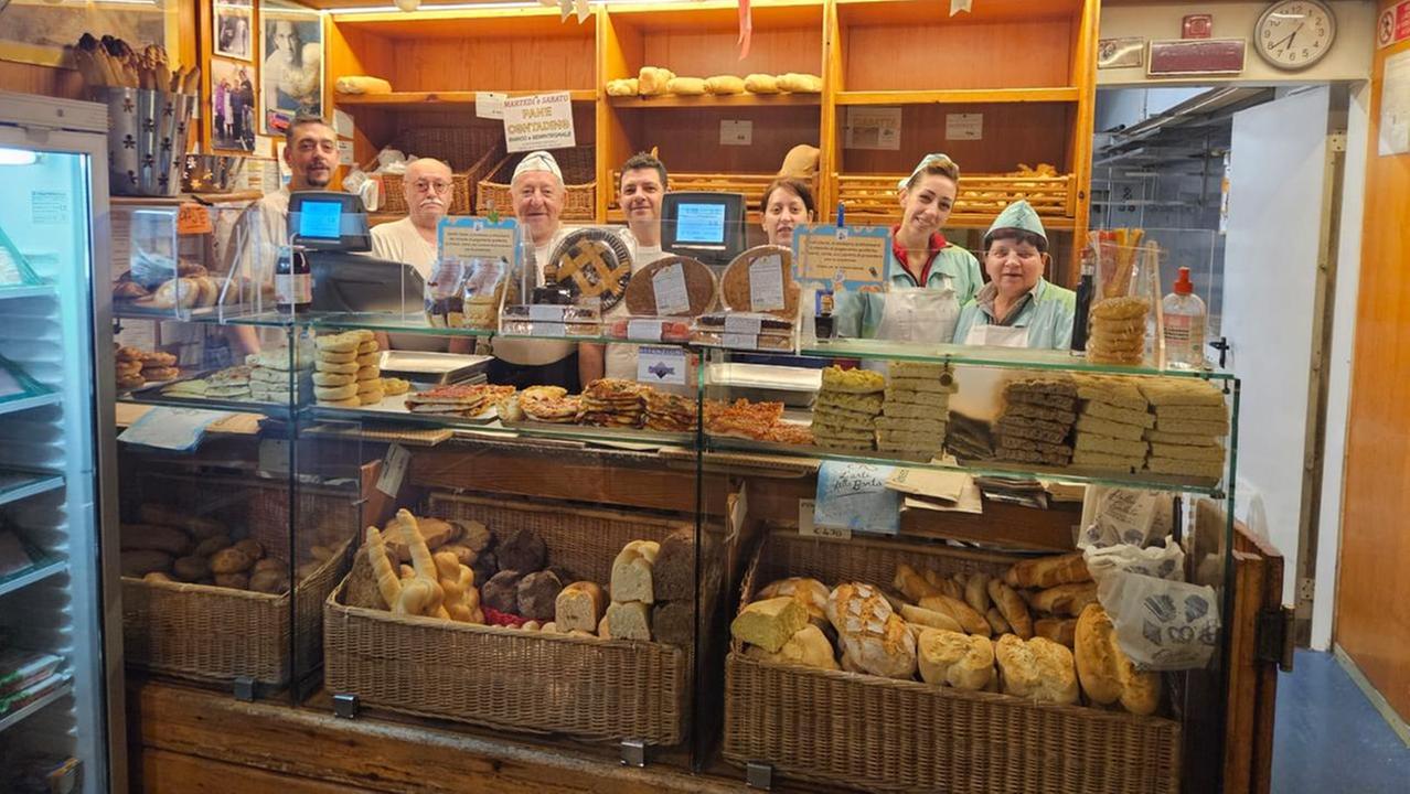 Lo staff del forno dietro al bancone