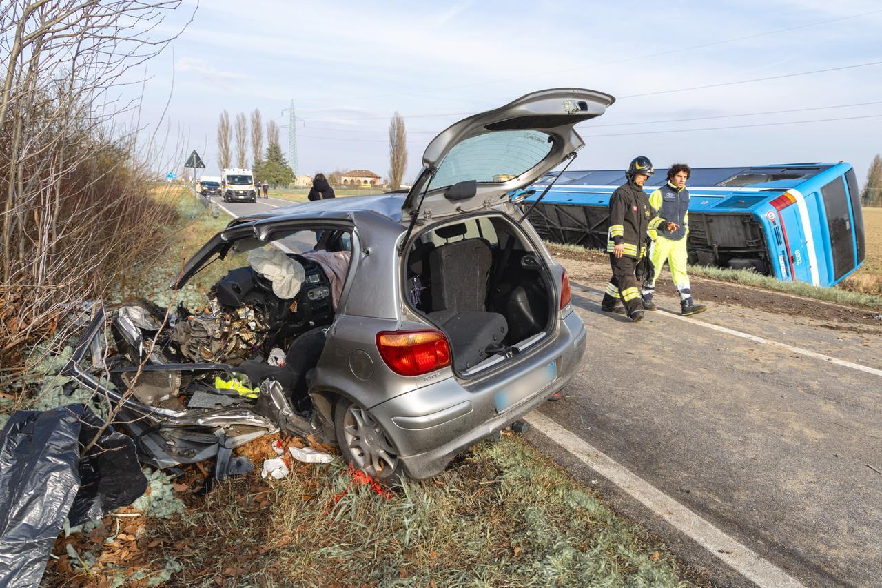 Ferrara, schianto bus-auto: morta una donna