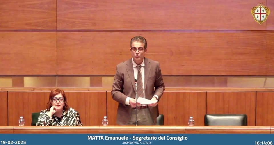 Consigliere si esprime male e viene preso in giro: «Ho la dislessia»