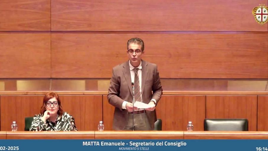 Consigliere si esprime male e viene preso in giro: «Ho la dislessia»