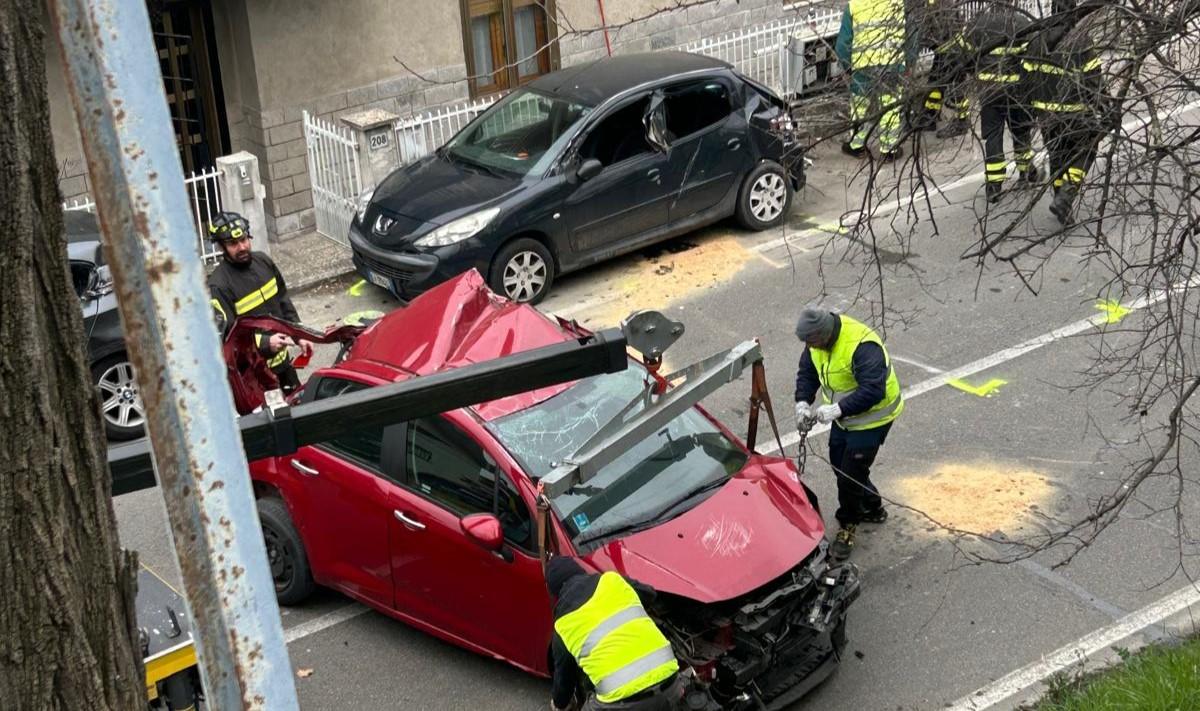 
	Le auto centrate dal camion

