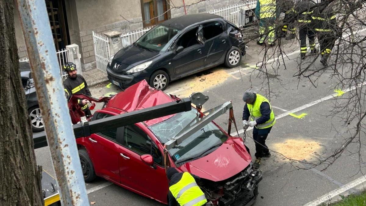 Le auto centrate dal camion