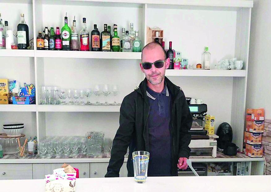 
	Enzo Piu titolare dell'unico locale di Semestene

