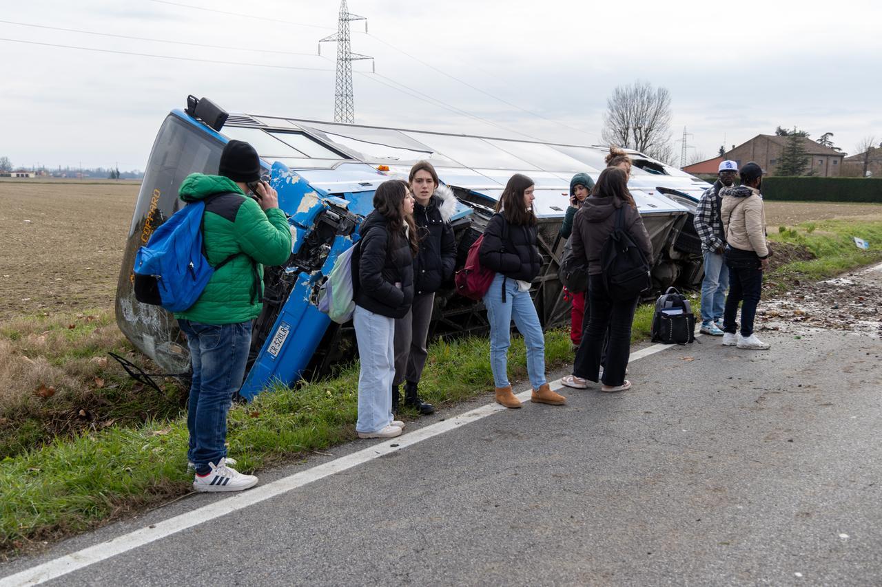 Schianto bus-auto a Ferrara, ci sono nove feriti oltre ad un morto