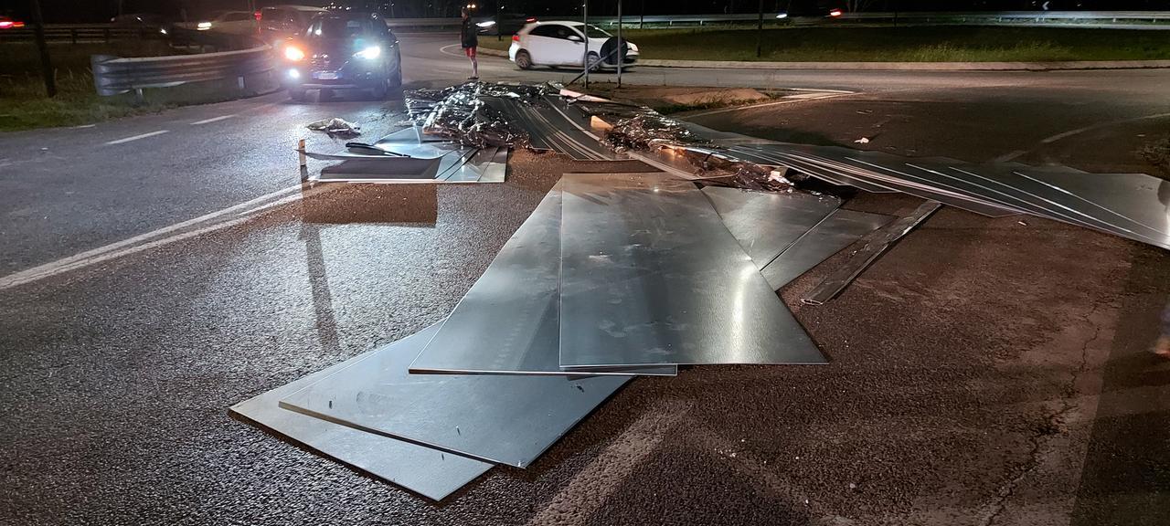 Camion perde il carico a Ferrara, problemi al traffico