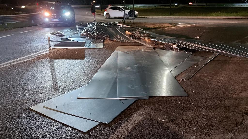 Camion perde il carico a Ferrara, problemi al traffico