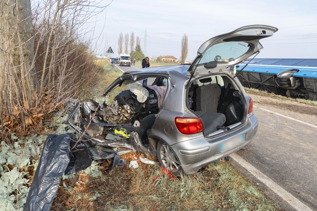 Schianto bus-auto a Ferrara, morta una donna: il padre passava di lì per caso e l’ha riconosciuta