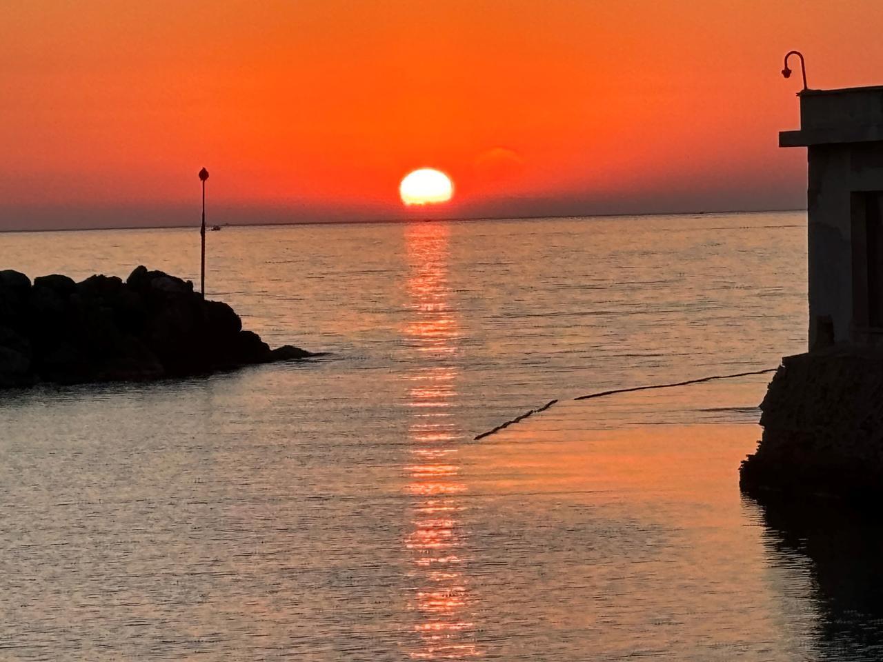 Livorno, dal moletto dell’Accademia un tramonto spettacolo. Grazie a Domenico Pullerà