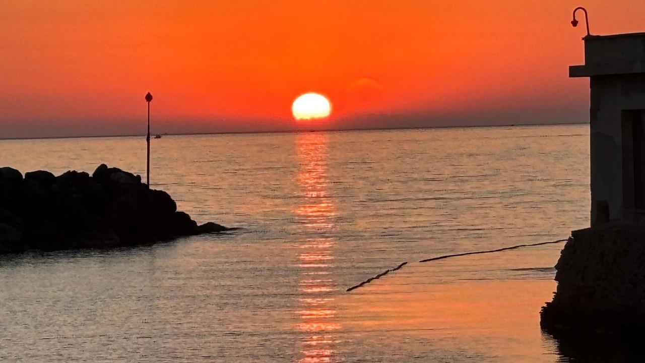 Livorno, dal moletto dell’Accademia un tramonto spettacolo. Grazie a Domenico Pullerà