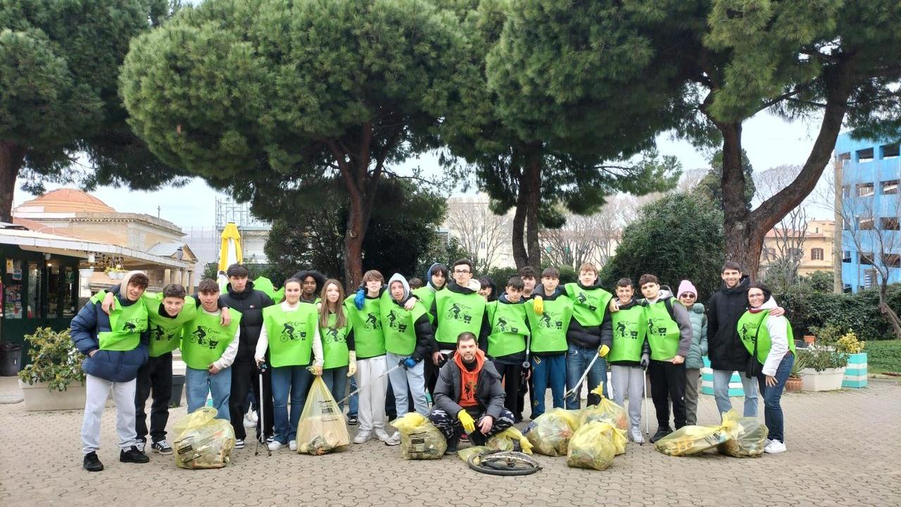 Livorno, studenti acchiapparifiuti ripuliscono il parco Oden con Mr Green
