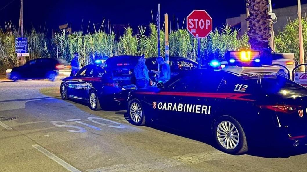 Non si ferma all’alt, tenta la fuga ma scoppia uno pneumatico: arrestato con un chilo di droga