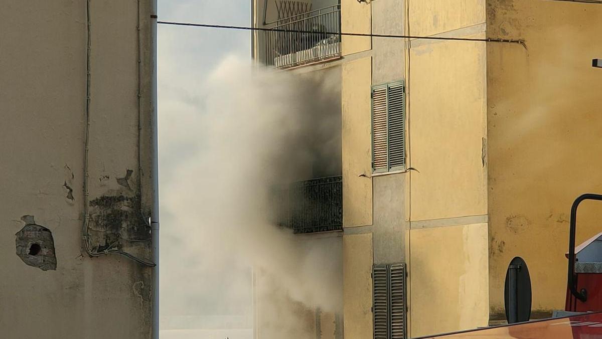 L'incendio in via Manzoni a Vaiano