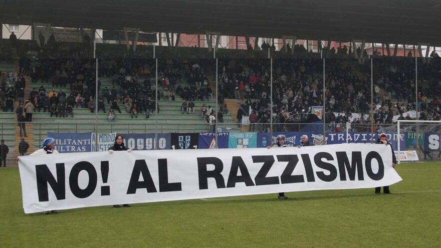 Uno striscione contro il razzismo