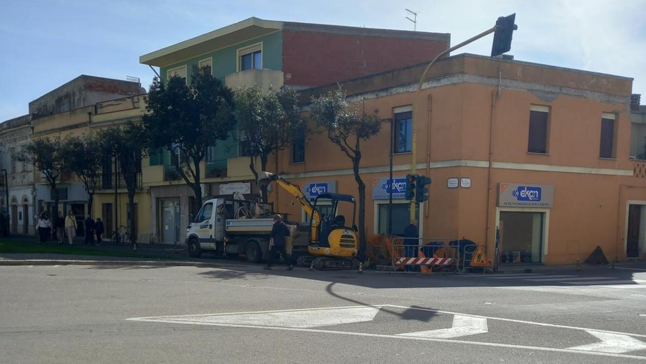 Errori in piazza Mariano, gli operai tornano al lavoro