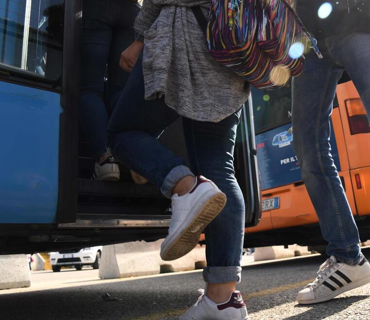 Studenti salgono su un bus (foto d’archivio)