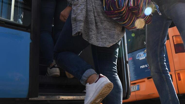 Studenti salgono su un bus (foto d’archivio)