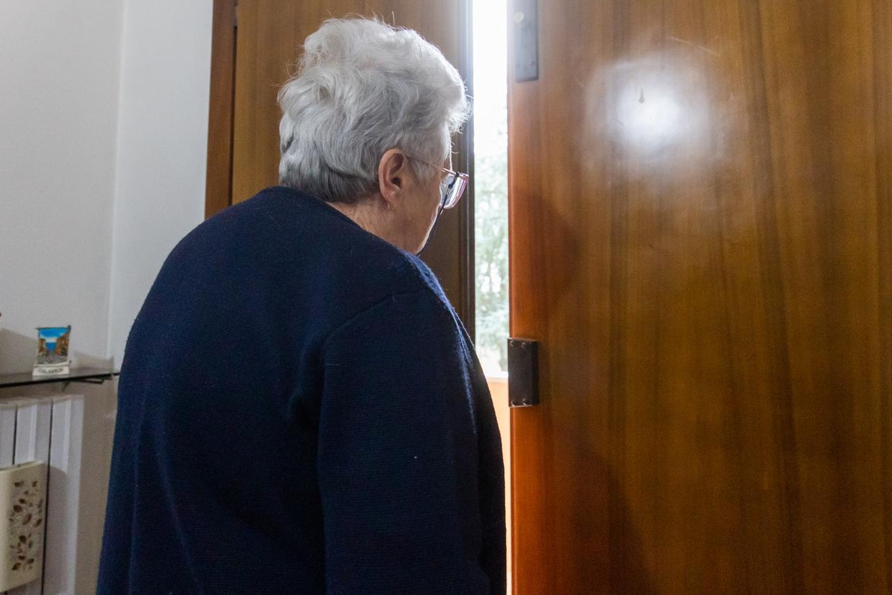 «Sua figlia ha fatto un incidente, servono 12mila euro». Ma lei è accanto alla madre e fanno arrestare il truffatore