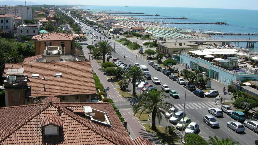 Uno scorcio della costa apuana (foto d'archivio)