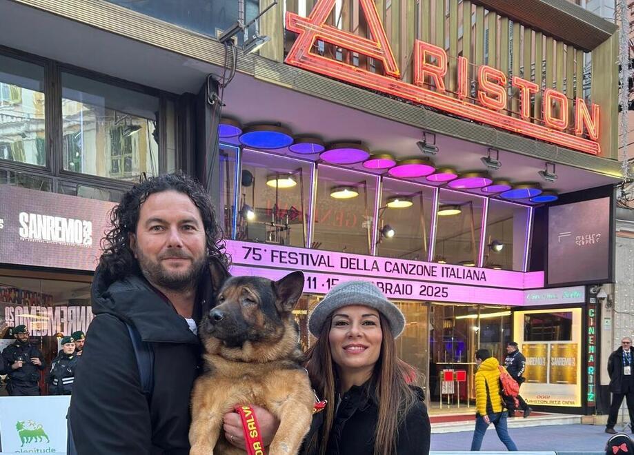 Marley Supercane fa sognare Sanremo: il cane cieco che insegna l’inclusione