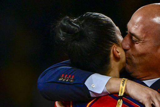 
	Luis Rubiales bacia la calciatrice Jennifer Hermoso

