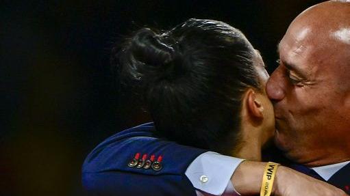 Luis Rubiales bacia la calciatrice Jennifer Hermoso