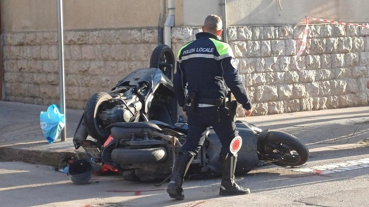 Scontro fra scooter per una mancata precedenza: due feriti in ospedale