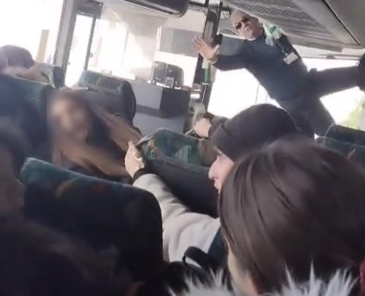 Scontro bus-auto a Ferrara, il video dall’interno della corriera che si ribalta nel fosso