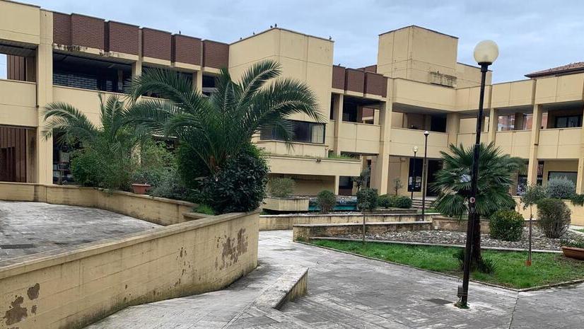 Grosseto, ragazzino tira una lattina al negoziante e lo minaccia: «Ti squarto»