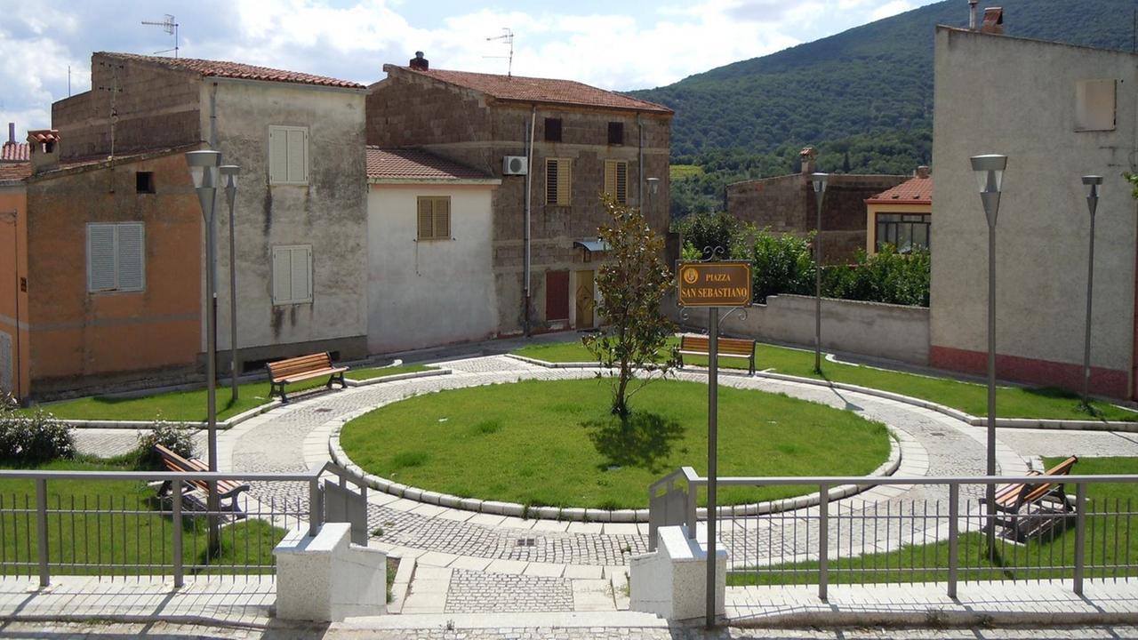 
	La piazza San Sebastiano a Esporlatu, il paese dove viveva Alessandro Dorgali

