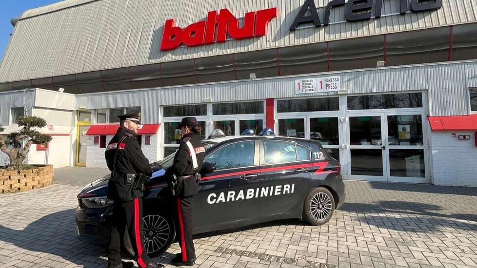 Cento, porta un coltello alla partita di basket: arrestato un tifoso
