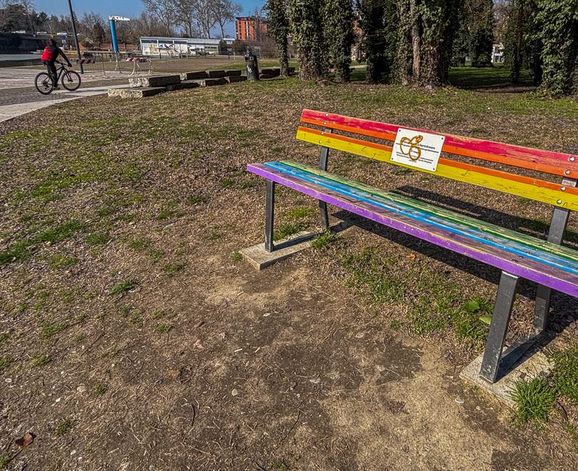 Ferrara, panchina "Arcobaleno" deturpata: «Il Comune intervenga»