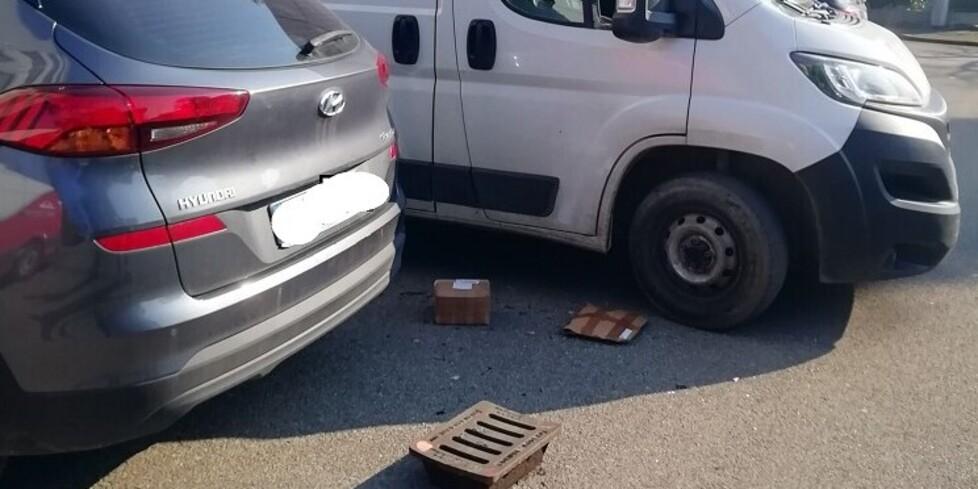 
	Il tombino utilizzato dai ladri come ariete

