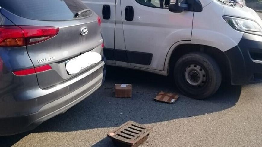 Il tombino utilizzato dai ladri come ariete