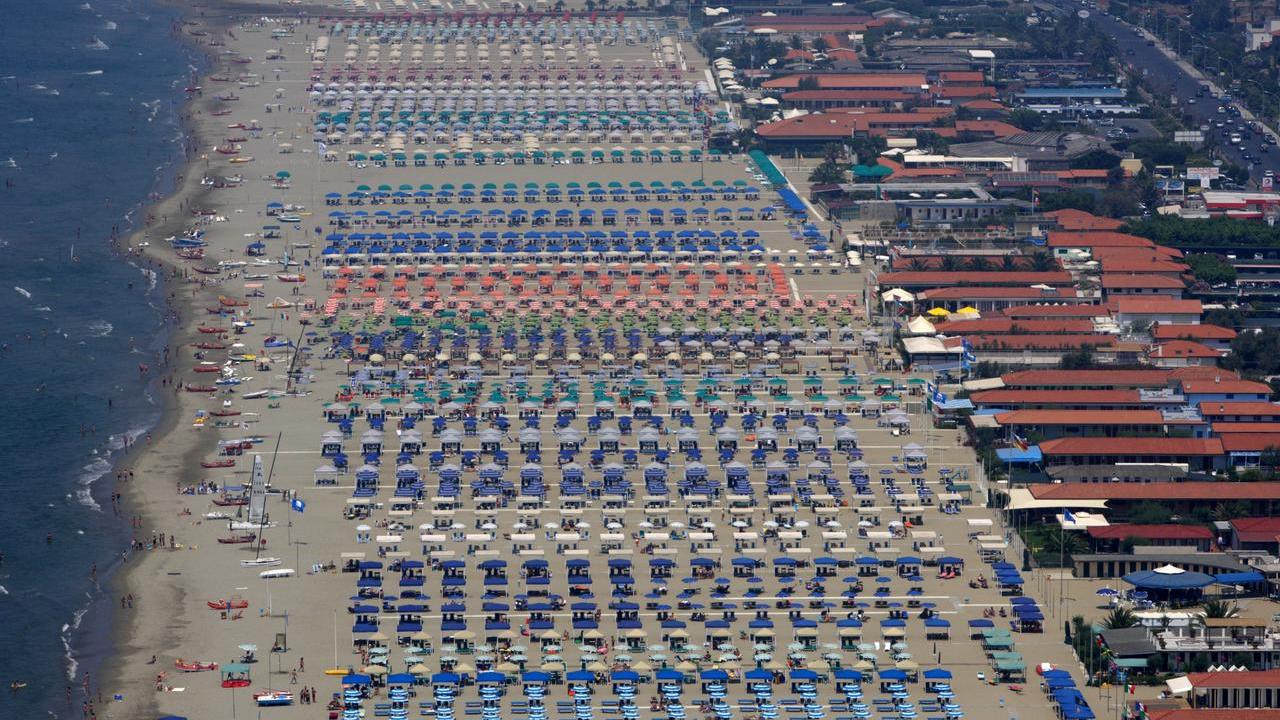 Balneari, il Tar smentisce Meloni: «Non c’è alcuna proroga al 2027»