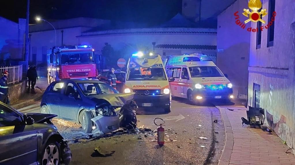 Scontro frontale tra due auto nel cuore della notte, tre feriti